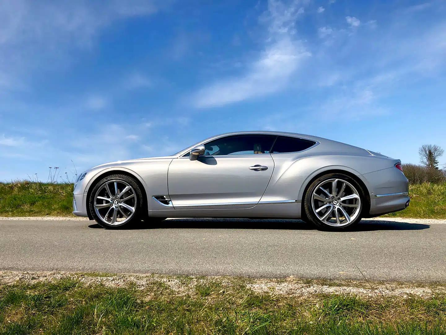 Bentley Continental GT W12 er stadigvæk en stor og luksuriøs Grand Tourer. Men den er blevet markant mere sportsvogns-villig end forgængeren, og dermed mere underholdende på de små veje.