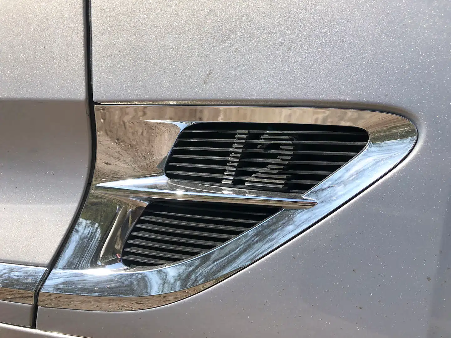 Ved lanceringen fås Continental GT kun med 12 cylindre – som det diskrete 12-tal i lamellerne indikerer. Senere følger en udgave med en stor V8er.