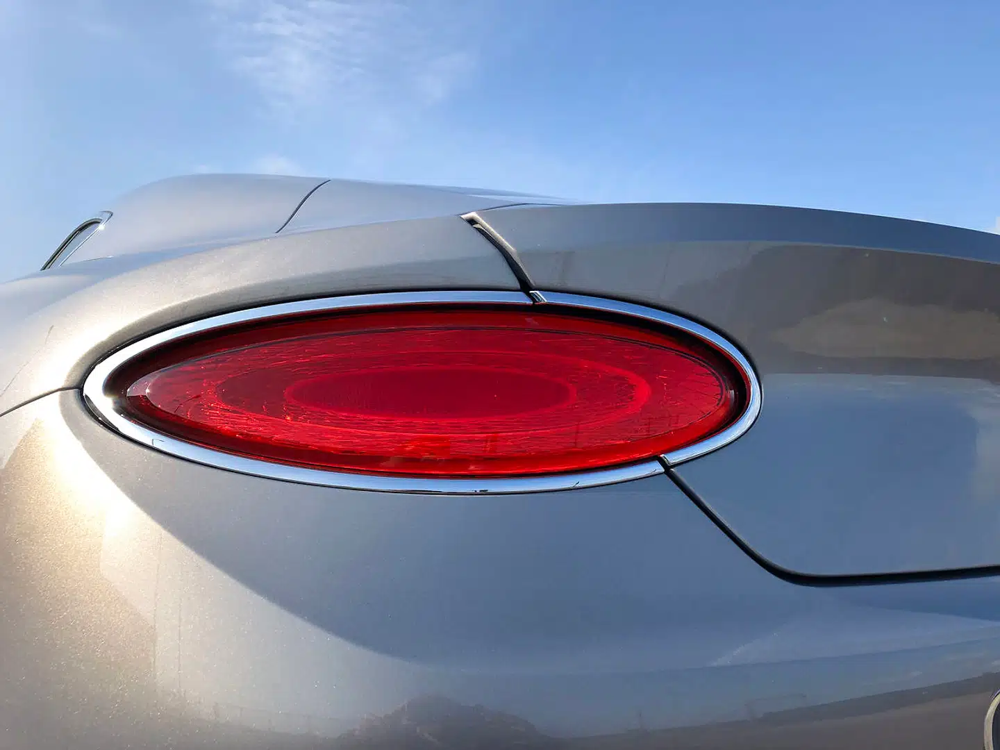 Baglygterne ser en anelse sammenknebne ud, men de er med til at give bilen en meget smooth og elegant visuel karakter.