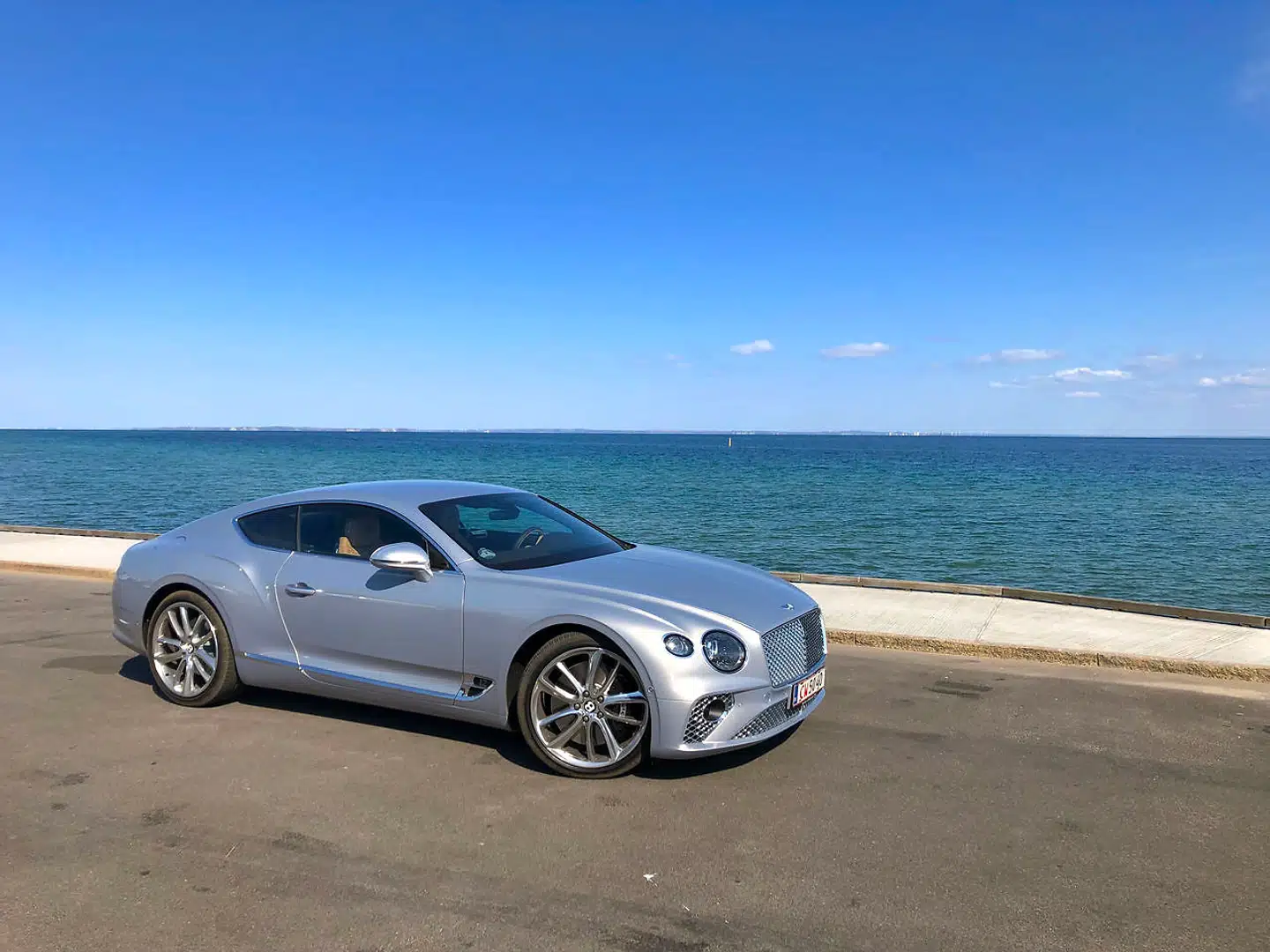 På papiret er Continental GT ikke blevet synderligt meget hurtigere, men i den virkelige verden føles den langt mere let på tå. Motoren er flyttet en anelse tilbage i karossen, og så har den fået en helt ny og hyper avanceret 48V-undervogn, og det har gjort underværker for bilens køredynamik.