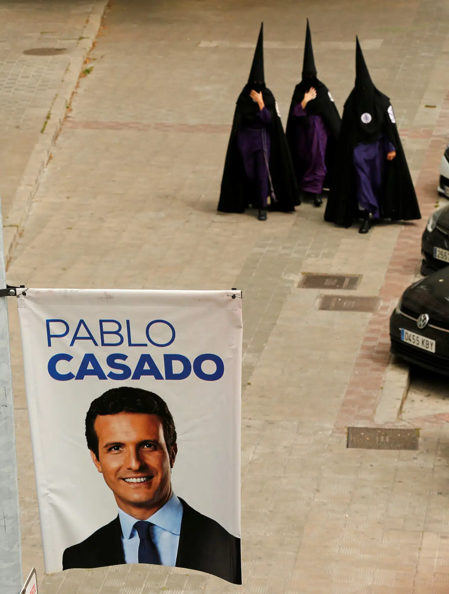 Deltagere i en påskeprocession passerer en valgplakat, der opfordrer til at stemme på Pablo Casado. Den unge konservative leder har trukket sit parti hårdt til højre, men han lider i højrefløjens konkurrence om at fremstå mest patriotisk under den moderate arv fra forgængeren, tidligere premierminister Mariano Rajoy.