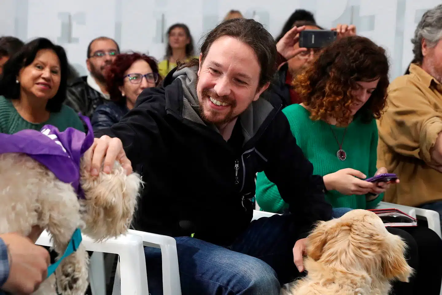 Pablo Iglesias, der leder venstrepartiet Podemos, har ført en defensiv kampagne i forsøg på at begrænse en truende øretæve ved dagens valg. Her ses han omgivet af hunde under en protest mod dyremishandling, der har været et af valgkampens hovedtemaer pga. Vox' støtte til tyrefægtning og jagt.