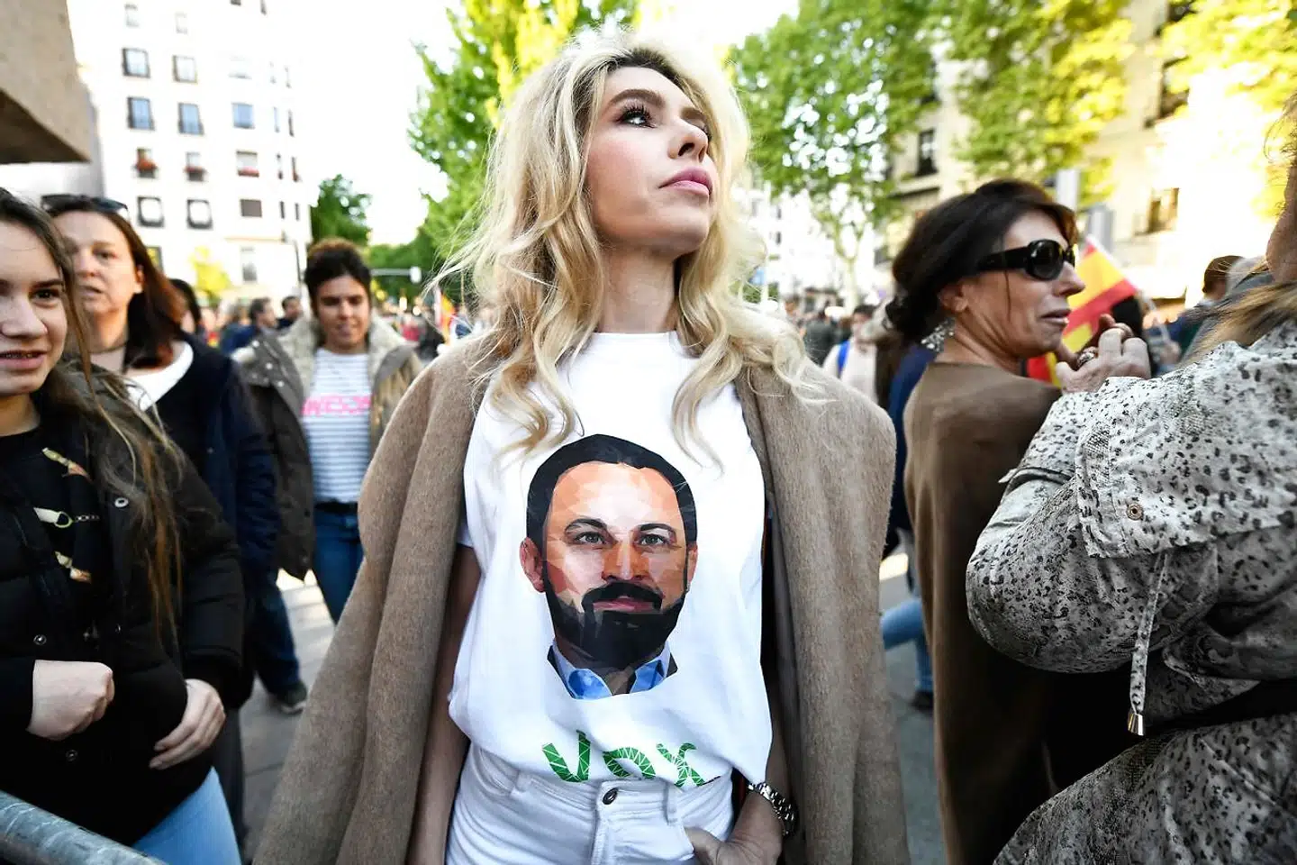 En Vox-tilhænger iført T-shirt med partilederens Santiago Abascals portræt. Har eksperter ret i, at meningsmålingerne kraftigt undervurderer de højrenationales opbakning, er der lagt op til et paradigmeskifte i spansk politik.
