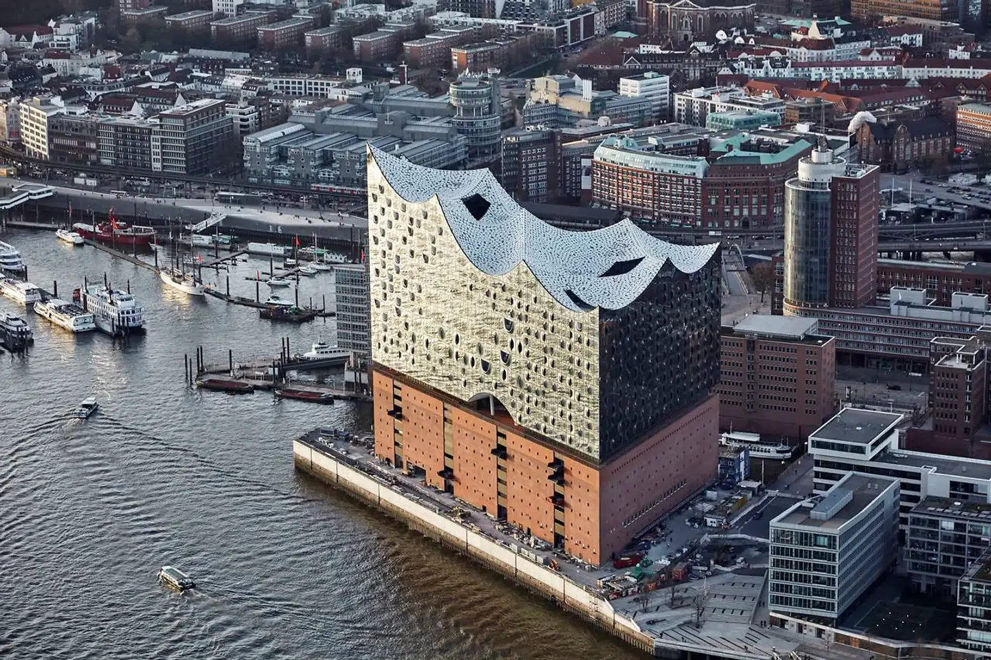 Elbphilharmonien er Hamborgs arkitektoniske vartegn, som er bygget ovenpå eksisterende pakhuse.