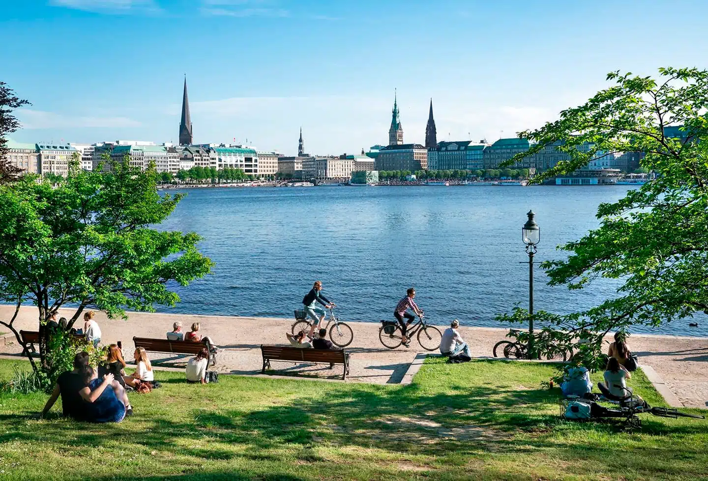 Der er stor livskvalitet omkring byens sø, Alsteren.
