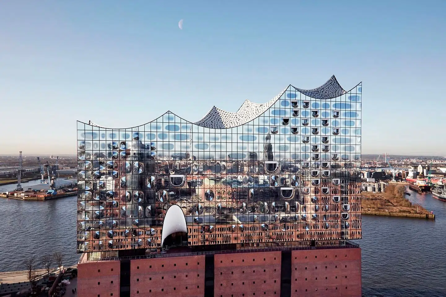Elbphilharmonien er Hamborgs arkitektoniske vartegn, som er bygget ovenpå eksisterende pakhuse.