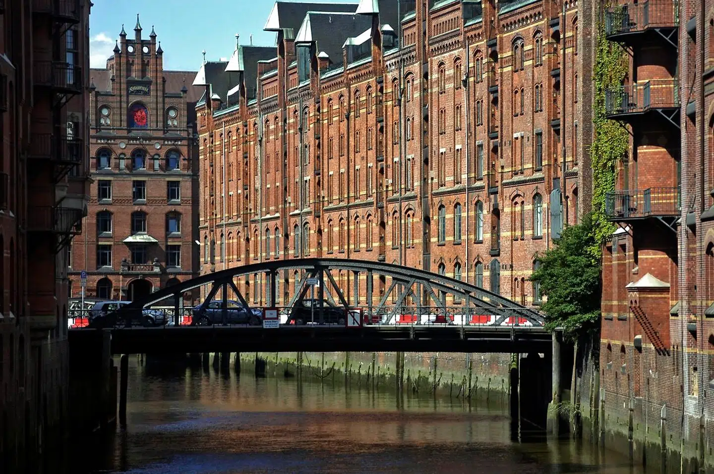 Speicherstadt er et af verdens største historiske lagerbygningskomplekser, og det gamle toldfrie område er blot adskilt fra det centrale Hamborg af den smalle Zollkanal.