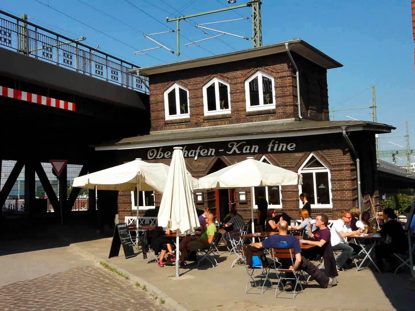 Oberhafenkantine er et pittoresk levn fra fortiden, hvor havnearbejderne kom for at spise frokost bestående af frikadeller og pølse.