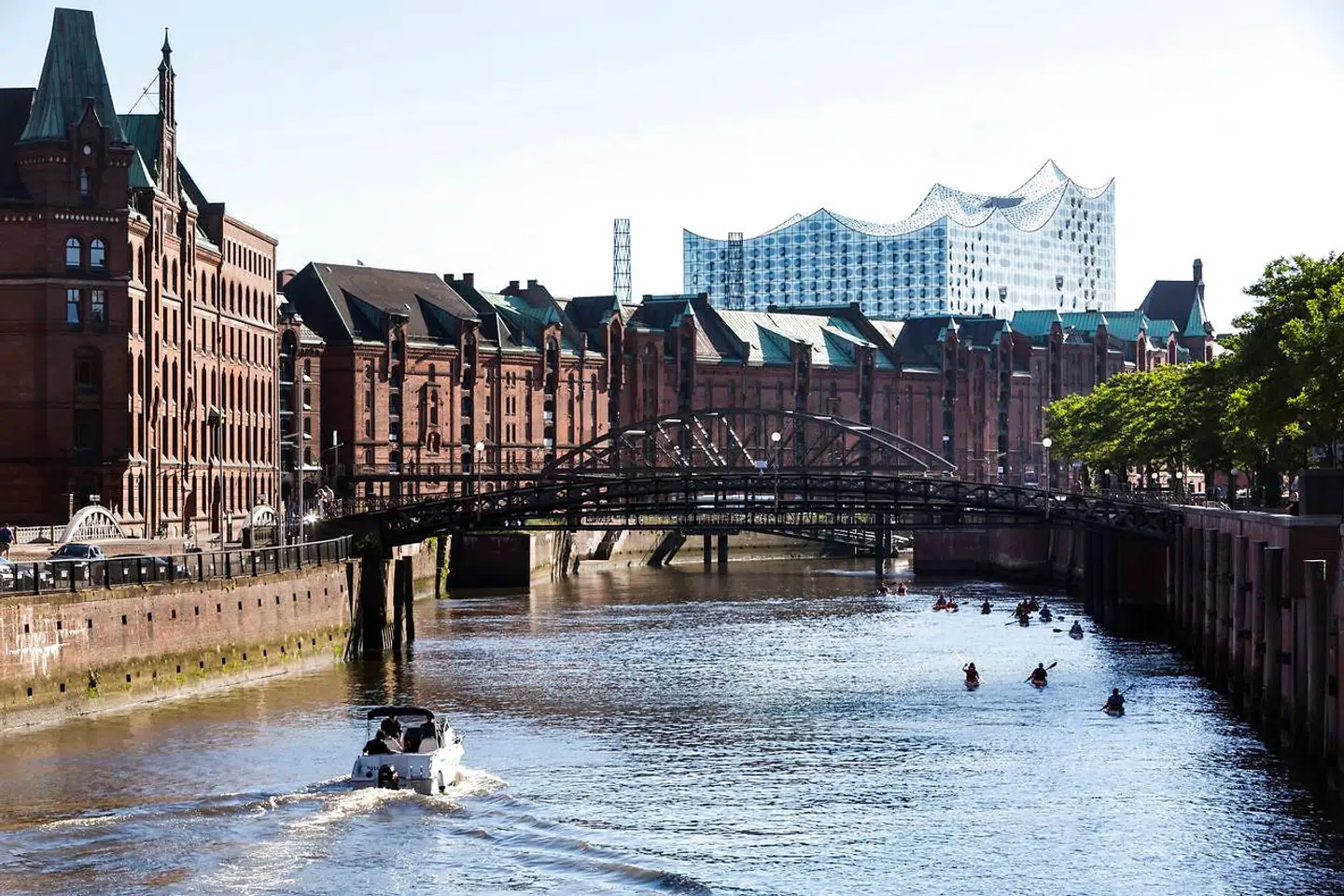 Hamborg er omringet af vand, her kanalen i Speicherstadt med toppen af Elbphilharmonie i baggrunden.