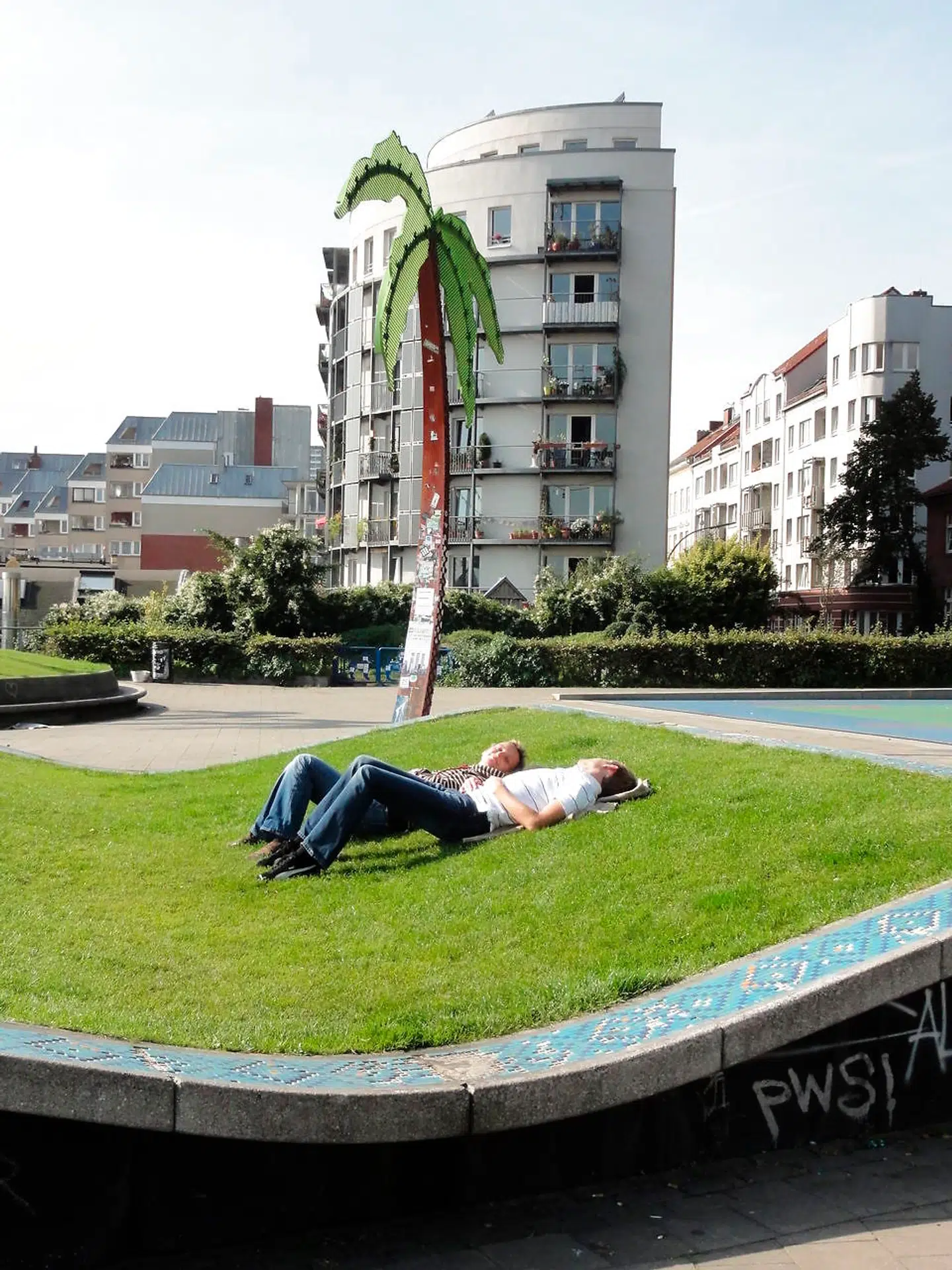 Antoni Park, eller Park Fiction, som den også kaldes, har udsigt til Elben og havnen.
