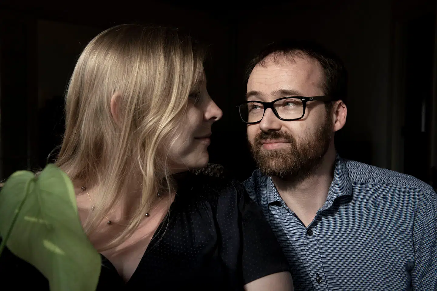 Laura og Philip Skov Knudsen må ikke adoptere et barn, fordi Philip tager antidepressiv medicin. Både Philips psykolog og Adoptionssamrådets egen psykiater har sagt, at Philip sagtens kan klare at blive far, og at han ikke fejler noget i dag. En overlæge kalder sagen for »vanvittig« og »grotesk«. Nu er parret klar til at gå i retten.