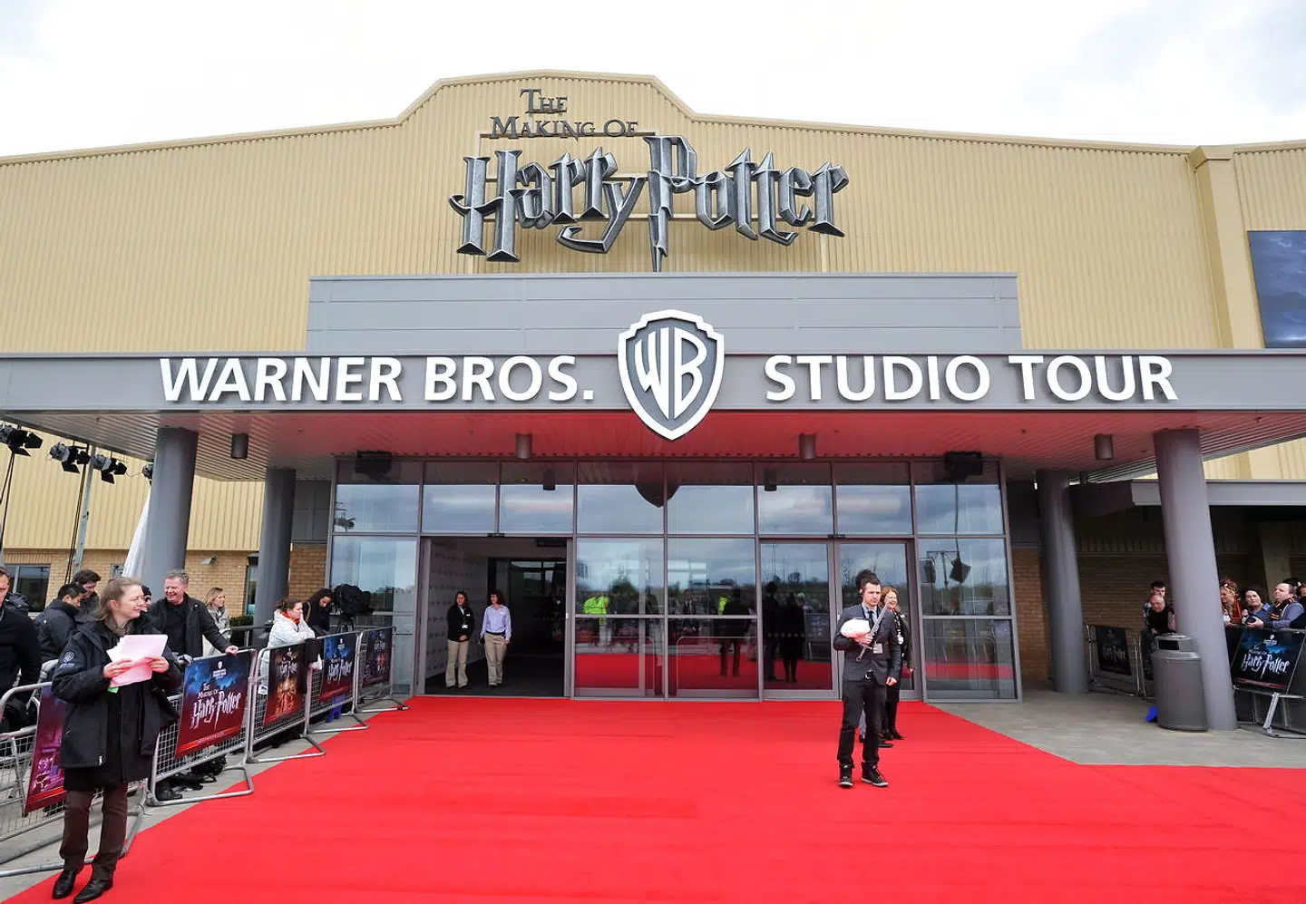 Det ser ikke ud af meget udefra, men indenfor er alt, hvad en Harry Potter-fan kan ønske sig. Warner Bros. Studio Tour London's »The Making of Harry Potter« åbnede i 2012.