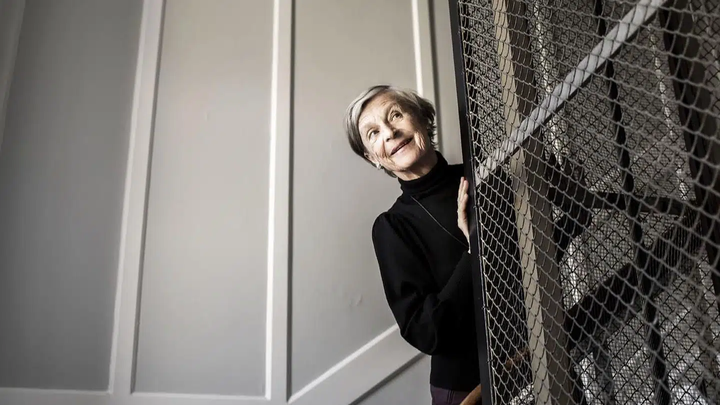 »I dag er man jo ikke gammel, selvom man fylder 70. Og jeg er heldigvis i ret god form,« siger Anne Marie Vessel Schlüter – her fotograferet på vej ned at trapperne fra den store fjerde sals lejlighed på Frederiksberg, som hun deler med ægtemanden, Poul Schlüter.