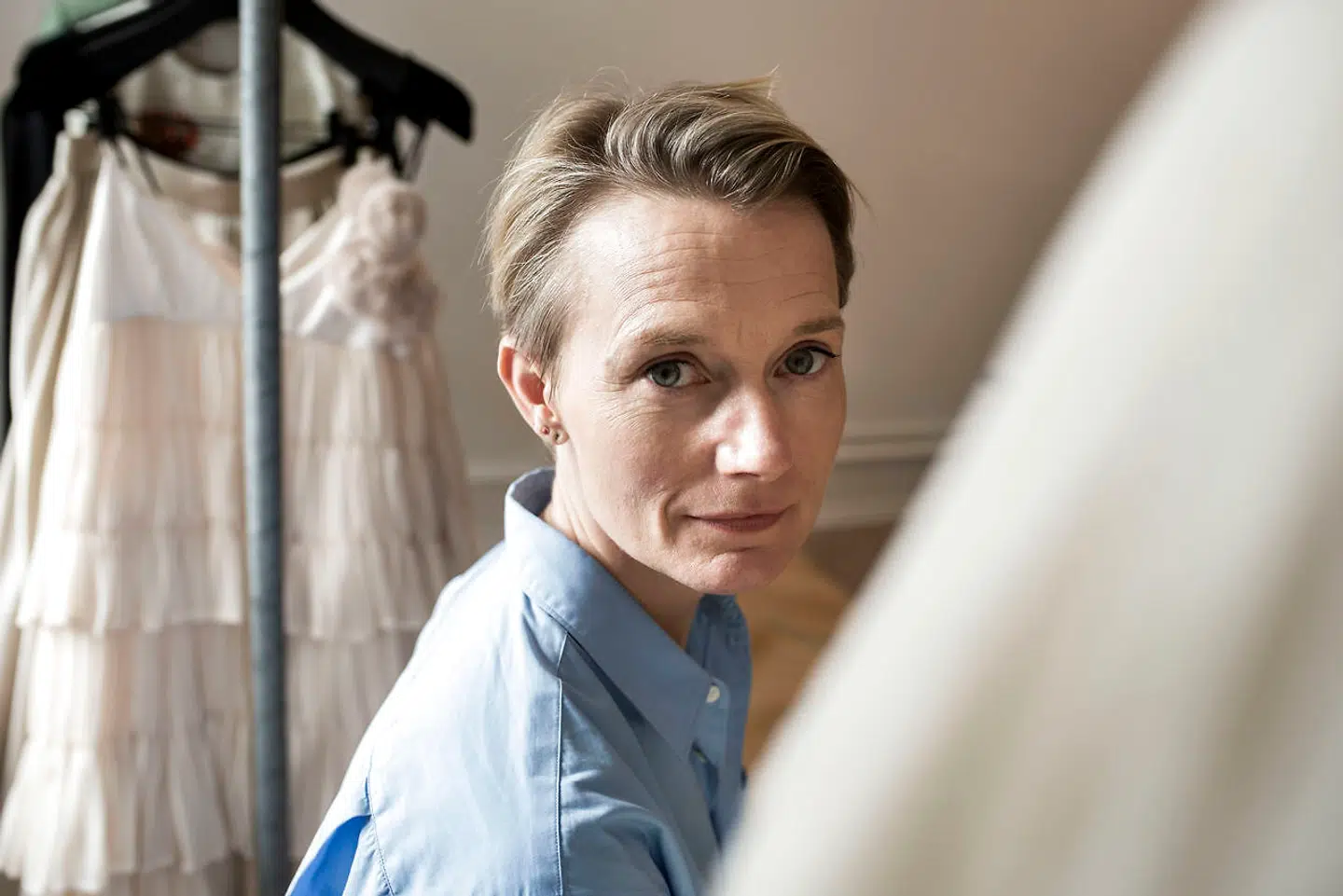 Vigga Svensson har været vært på Det Elektriske Barometer og lagt stemme til TV 2 Zulu i 18 år. Men hun er også serie-iværksætter, der blandt andet har designet og produceret børnetøj. Nu har hun startet virksomheden »Continued«, der skal få os til at leje frem for at eje vores modetøj.