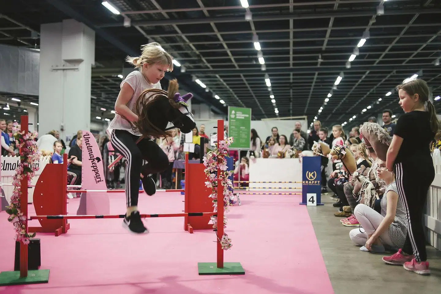 Ridning på kæpheste er nu anerkendt som sportsgren, en national eksportvare, og der afholdes finlandsmesterskaber hver eneste sommer. Her ses en pige ved en konkurrence i den finske hovedstad Helsinki i marts i år.