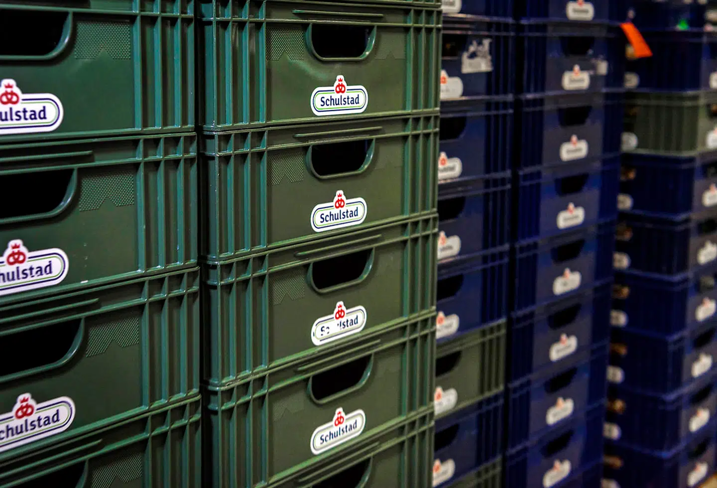 De første Schulstad-brødkasser i genbrugsplast fra skrottede affaldsspande er på vej ud til butikkerne med brød.