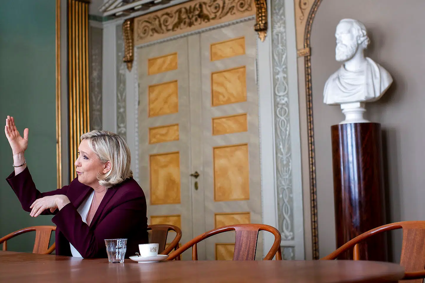 Interviewet Marine Le Pen finder sted i »de gamle stuer« på Berlingske. »Dronningen« af det højrenationale Europa nikker anerkender til oplysningen om, at avisens dækning af Den Franske Revolution sidst i 1700-tallet blev besluttet her.