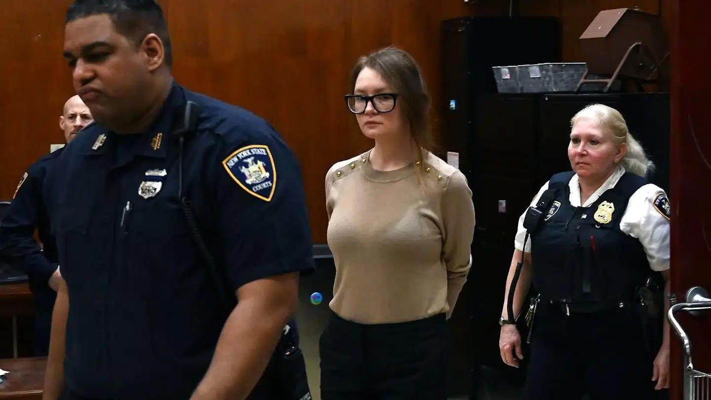 Anna Sorokin, bedre kendt som Anna Delvey, føres her ind i retssalen i New York State Supreme Court den 11. april 2019.