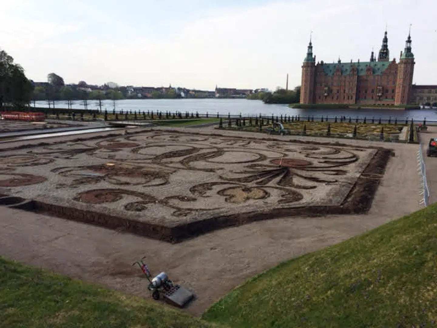 Først i 2021, når alle ormene er døde af sult, åbner barokhavens monogramafdeling igen. Her ses det område, som allerede er ryddet.