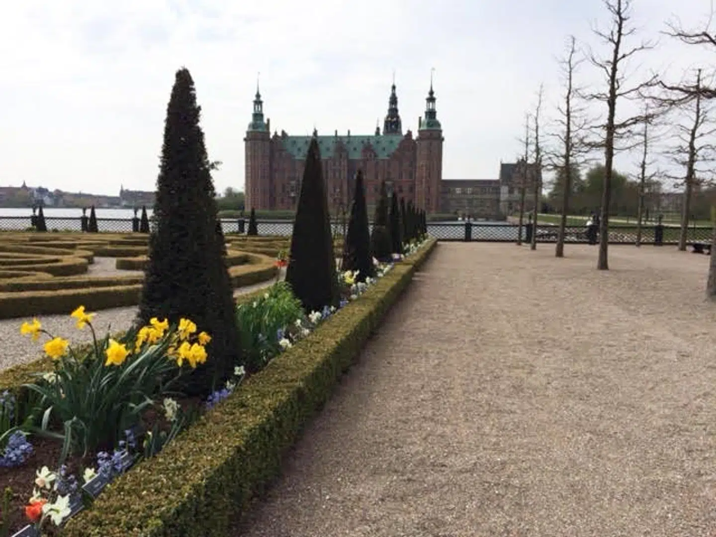 Sådan så haven ud indtil for nylig. De næste år må turisterne nøjes med at se på skilte, der viser, hvordan monogrammerne kommer til at se ud.