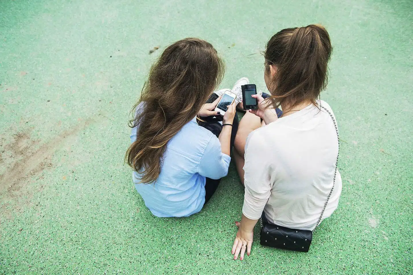 »Jeg er selv en 15-årig elev, og så længe jeg kan huske, har jeg hørt voksne diskutere om, hvordan unge er dovne, selvoptagede og afhængige af teknologi. Voksne sætter sig op på den høje hest med selvglade smil i stedet for rent faktisk at finde en løsning på problemet,« skriver Daniel Heeris Hjaltelin. Arkivfoto.