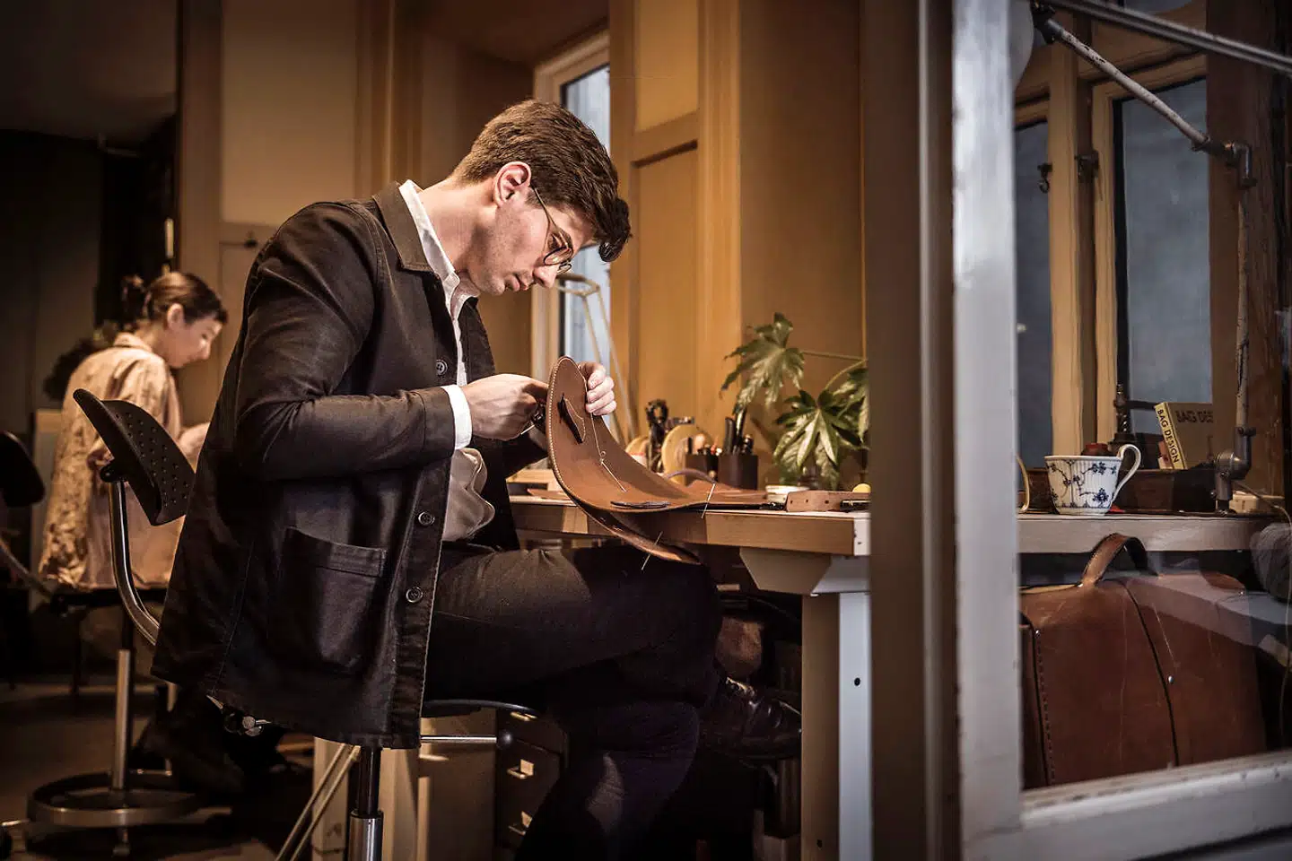 Jeppe Dencker Petersen, autodidakt saddelmager. Han har købt sig ind i den flere hundrede år gamle sadelmagervirksomhed Dahlman1807 i København.