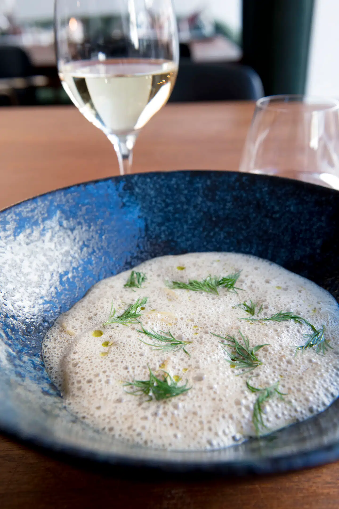 Ravioli med hummer i skummende svampesauce.