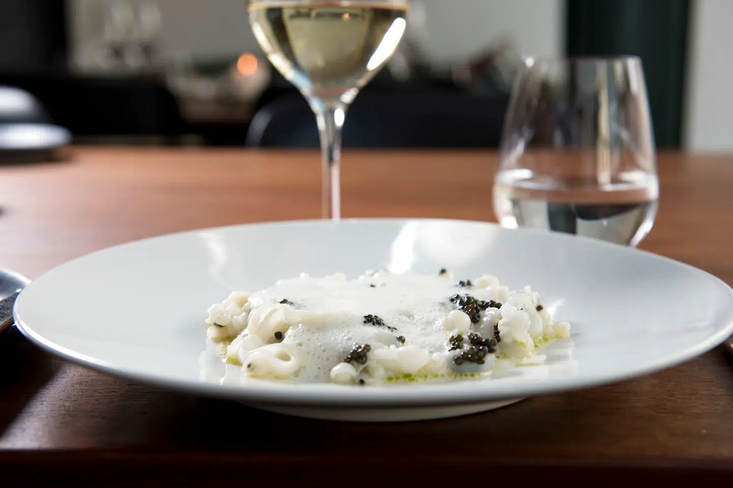 Sepia-blæksprutte med kaviar og muslingesauce.