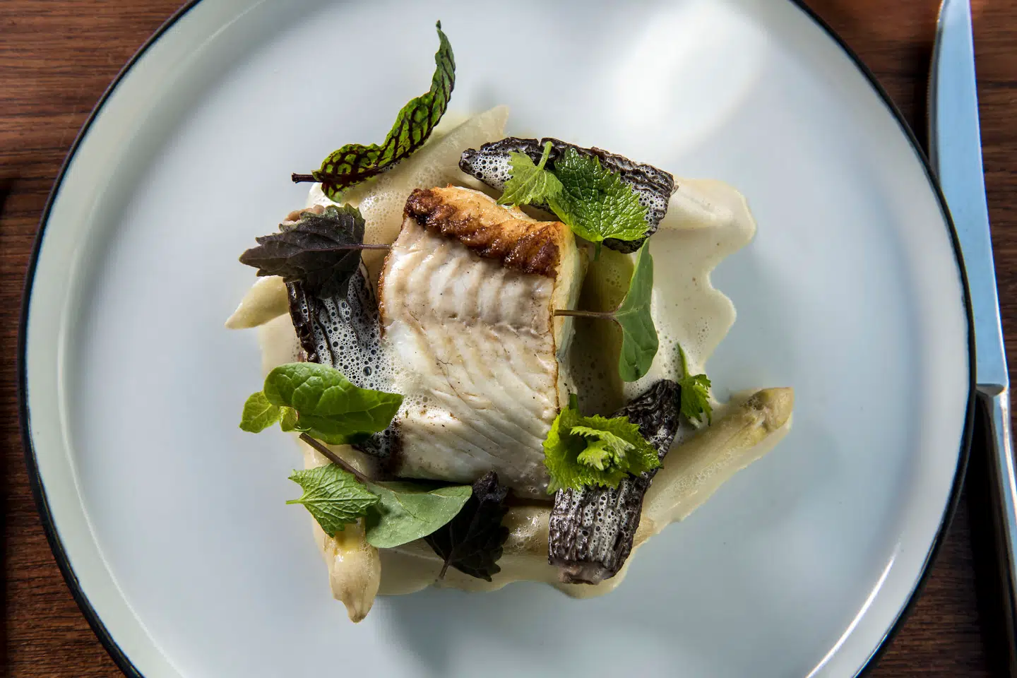 Stegt slethvar med morkler og hvide asparges.