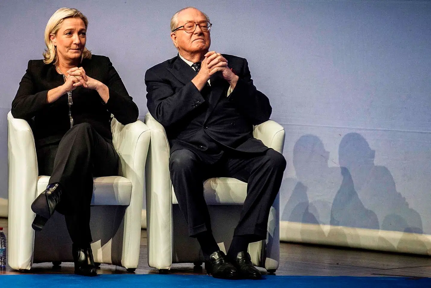 Kropssproget fortæller alt om det anstrengte forhold mellem Marine og Jean-Marie Le Pen, her side om side under en partikongres i 2014. På det seneste har far og datter dog sluttet fred på det personlige plan. Arkivfoto: Jeff Pachoud/AFP/Ritzau Scanpix