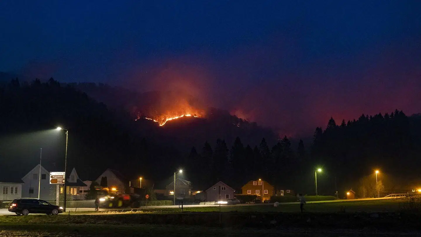 Beboere i næsten 150 boliger er evakueret som følge af de omfattende skovbrande nær Sokndal i det sydvestlige Norge.