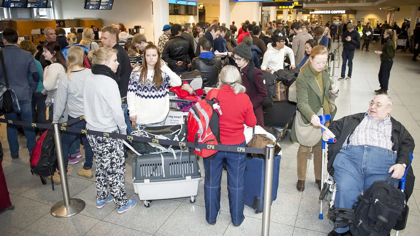 Der kan vente passagerne kaos fra morgen, hvis piloterne strejker fra midnat. Her lange køer fra en SAS i 2015. (Foto: Simon Skipper/Scanpix 2015)