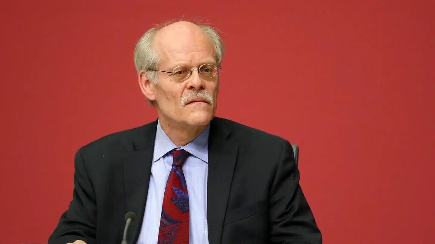 Riksbankchef Stefan Ingves har stået for en massive pengepolitisk stimulans på et tidspunkt, hvor svensk økonomi i forvejen kørte i høj fart. Den ekstreme pengepolitik fortsætter en godt stykke tid endnu og risikerer at destabilisere svensk økonomi med stigende gæld i husholdningerne.