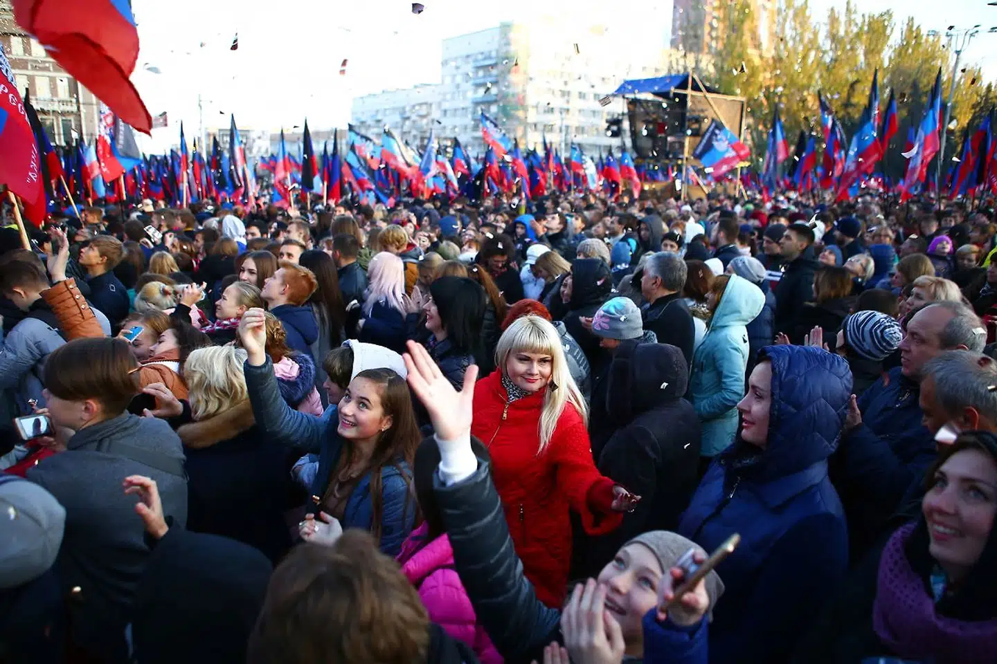 Arkivfoto: I det selvudnævnte Folkerepublikken Donetsk i Ukraine ventede folk 9. november 2018 på Denis Pushilin, der fungerer som leder af den selvudnævnte udbryderrepublik. Det er folk som på dette billede, Vladimir Putin med et dekret onsdag har gjort det lettere for at få russisk statsborgerskab.