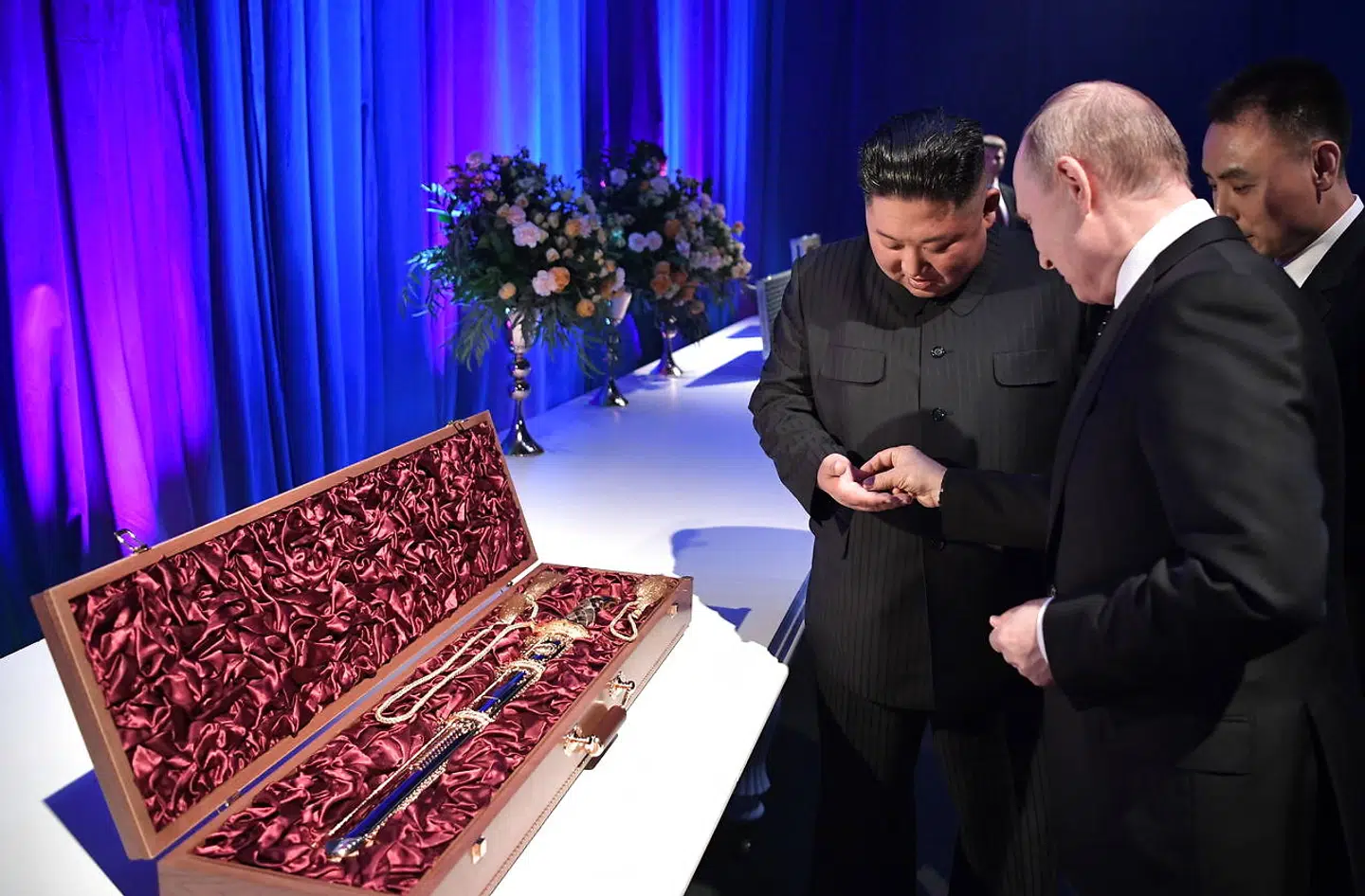 Kim Jong-un havde et sværd med som gave til Putin.