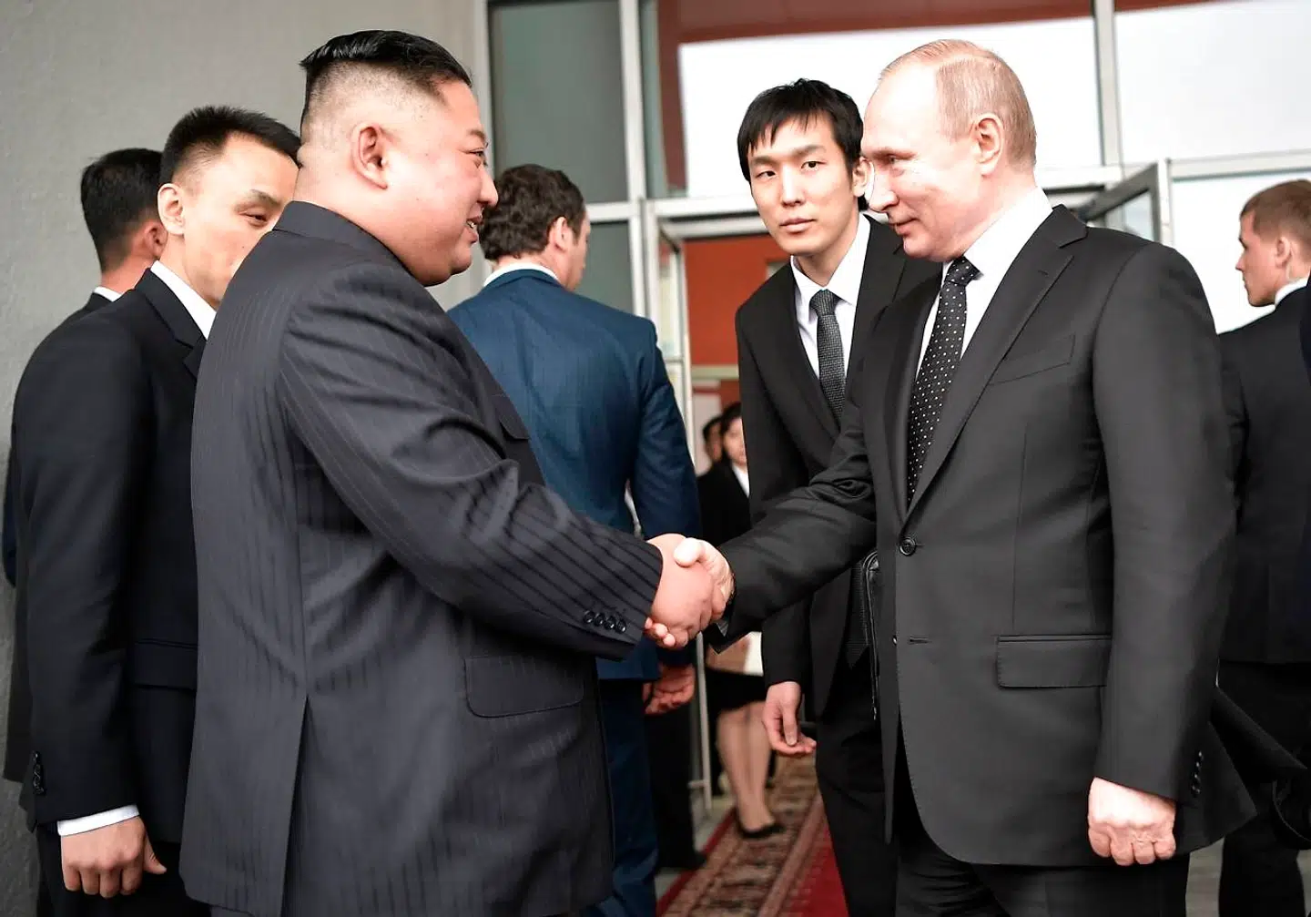 Ruslands præsident, Vladimir Putin, tager afsked med Nordkoreas leder, Kim Jong-un, efter deres møde.
