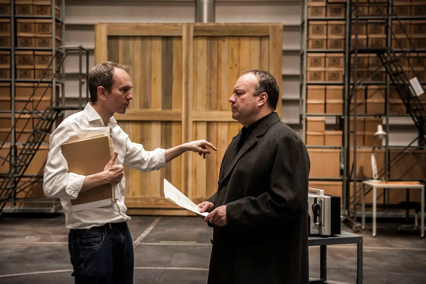 Operachef John Fulljames i gang med at instruere barytonsangeren Johan Reuter i John Adams' moderne opera, »Nixon in China«, som har premiere 12. maj. I den kommende sæson skal Fulljames instruere Poul Ruders' »The Handmaid's Tale«.