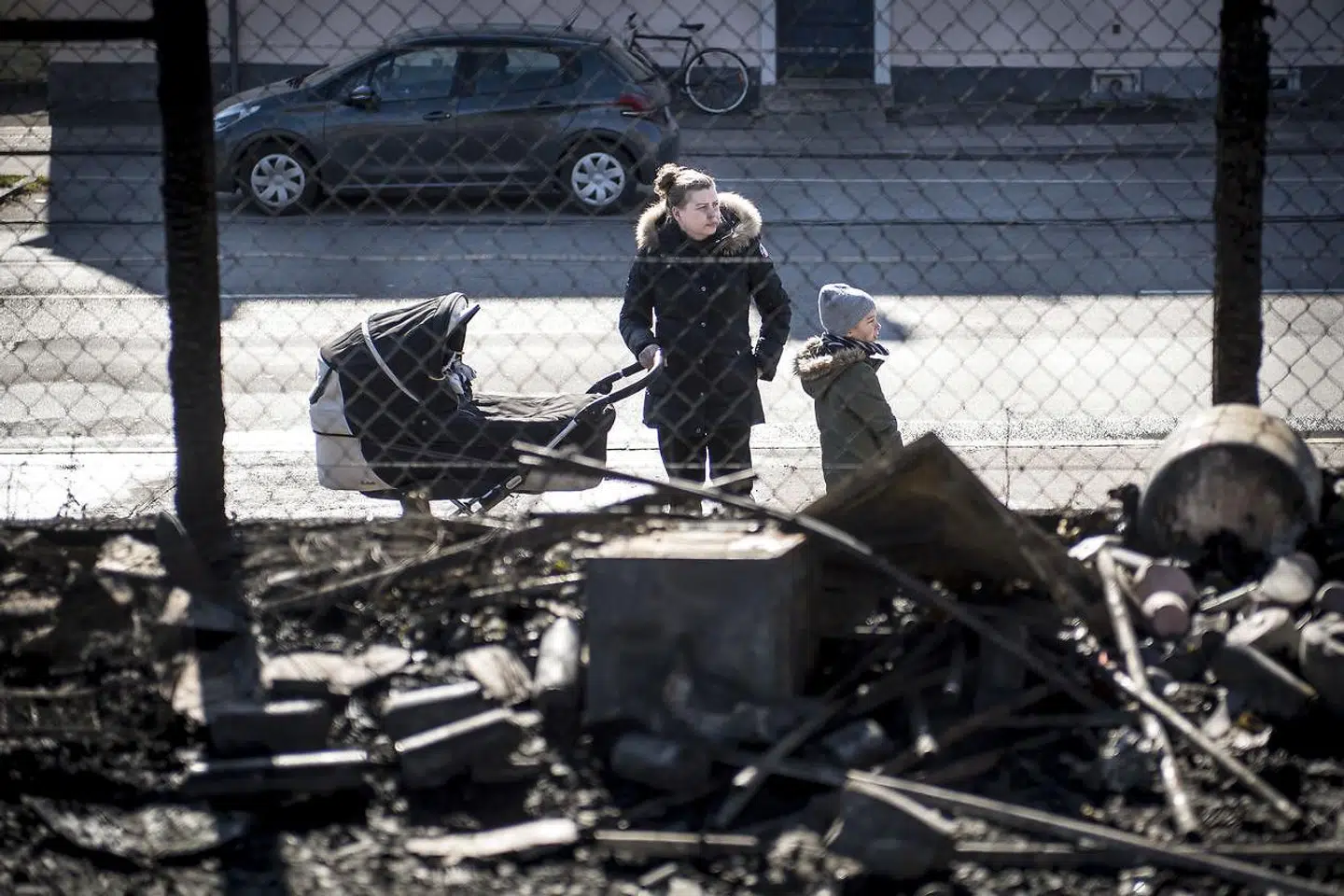 »I Iran var der ikke nogen, der tog islamisterne alvorligt før revolutionen. Den fejltagelse skal vi ikke gøre her. Selvfølgelig skal kampen foregå inden for retsstatens rammer. Vi skal respektere ytringsfriheden. Også fra dem, der vil os det ondt,« skriver Ali Aminali efter urolighederne på Nørrebro, der opstod, da Rasmus Paludan ville demonstrere på Blågårds Plads. Fotoet viser rester af et skur, der blev brændt ned.