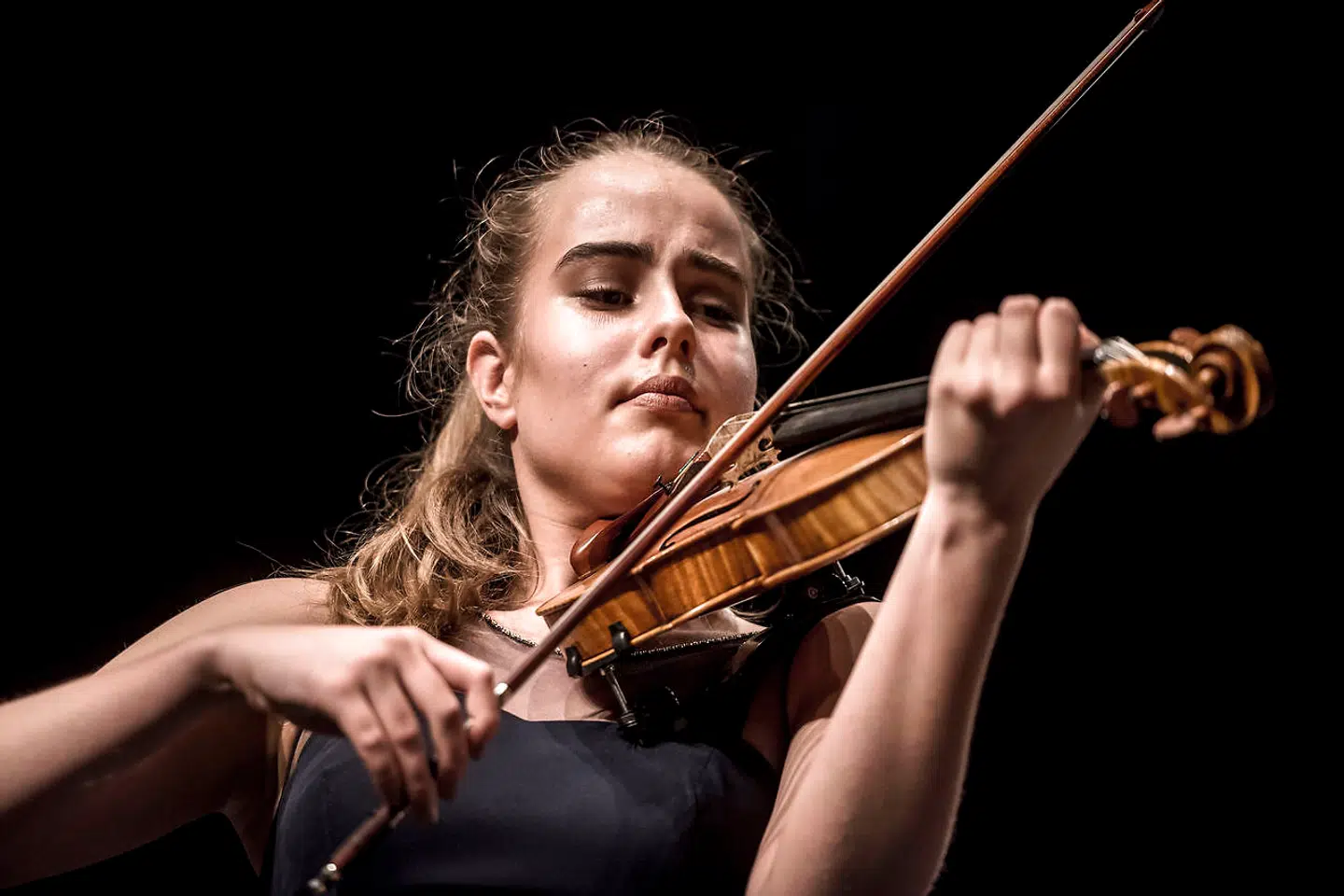 15-årige Freja Sofia Novkovic på violin ved finalekoncerten i 2017.