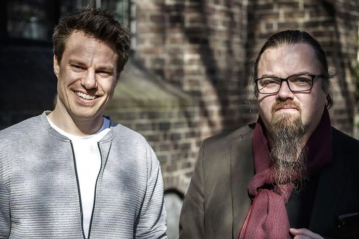 Simon Nielsen Ørregaard, med skæg, Formand Ateistisk Selskab og Anders Stjernholm, næstformand uden for Hans Tausens gamle kirke, Nikolai Kirke, i hjertet af København.