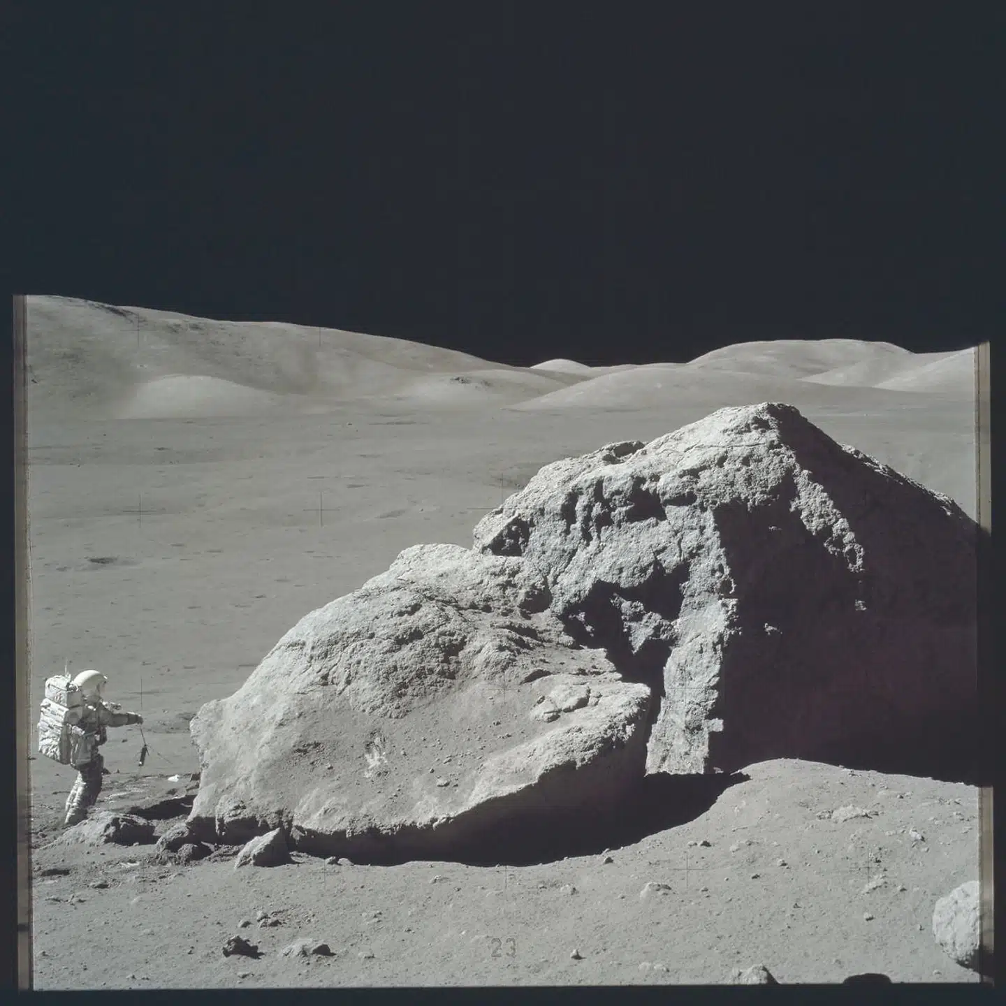 På de seks Apollo-missioner til Månen frem til december 1972 opsatte astronauterne seismiske instrumenter, der dokumenterede, at også Månen kan ryste - tilmed i helt op til en time ad gangen. Her er Apollo 17-astronauten Harrison H. Schmitt i færd med at undersøge en gigantisk klippeblok, der i tidernes morgen er rullet ned ad en kraterskrænt.