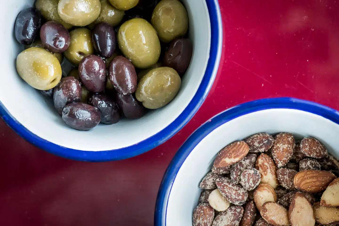 Snacks – her oliven og mandler – koster 25 kr. på Alfons'.