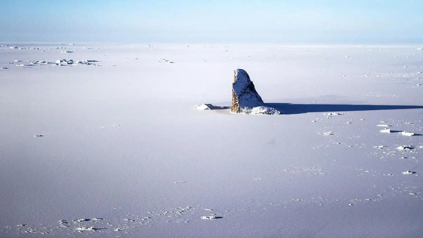 Grønlands indlandsis er op til 3,4 kilometer dyb. Alligevel er der ifølge flere isforskere en reel risiko for, at stort set det hele vil smelte - i løbet af en lang tidshorisont.