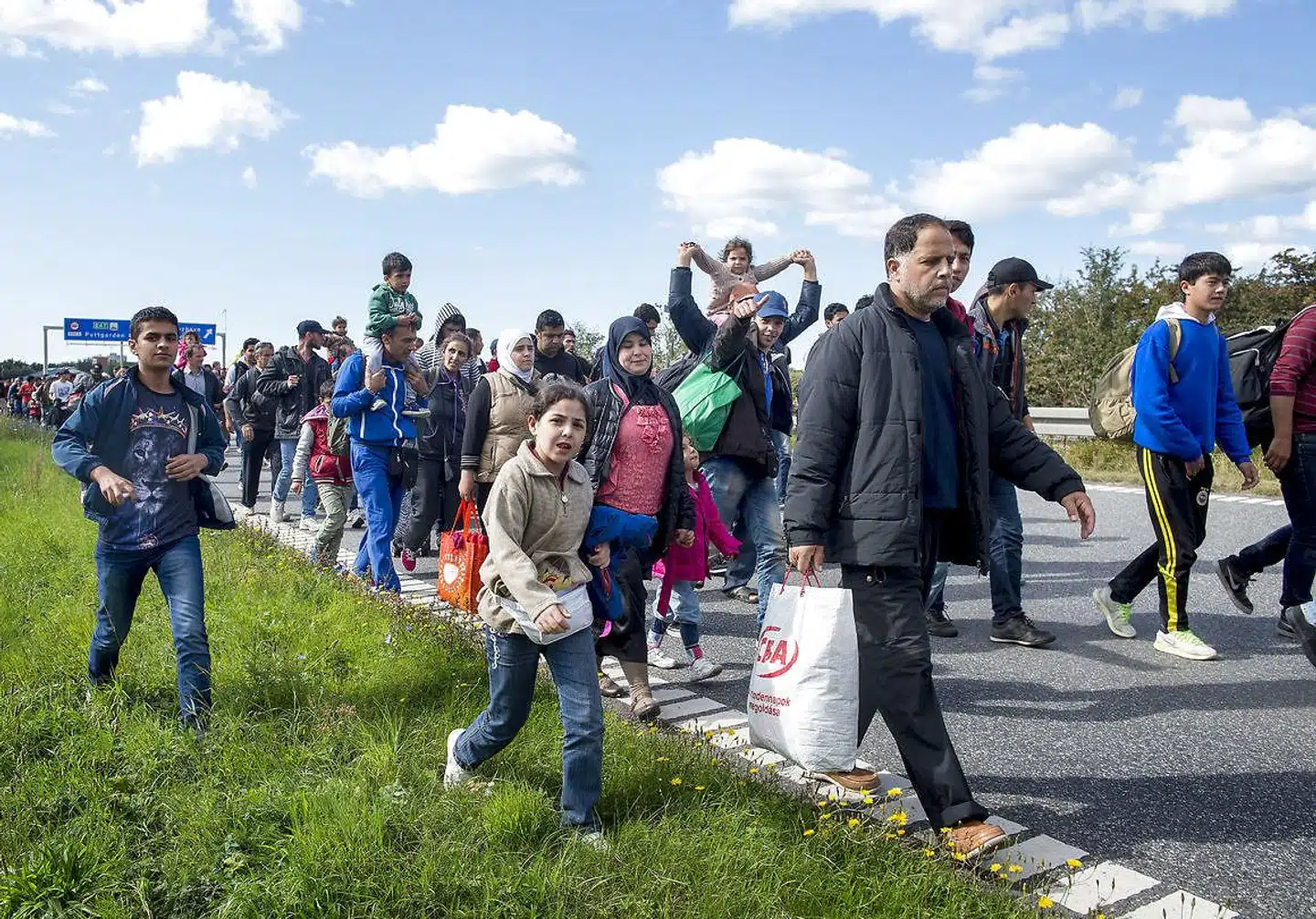 Flygtninge – mænd, kvinder og børn – vandrede i 2015 på motorvejene. Nogle på vej mod Sverige, andre blev i Danmark. Siden har især mændene klaret sig godt på det danske arbejdsmarked. Men kvinderne halter markant efter.