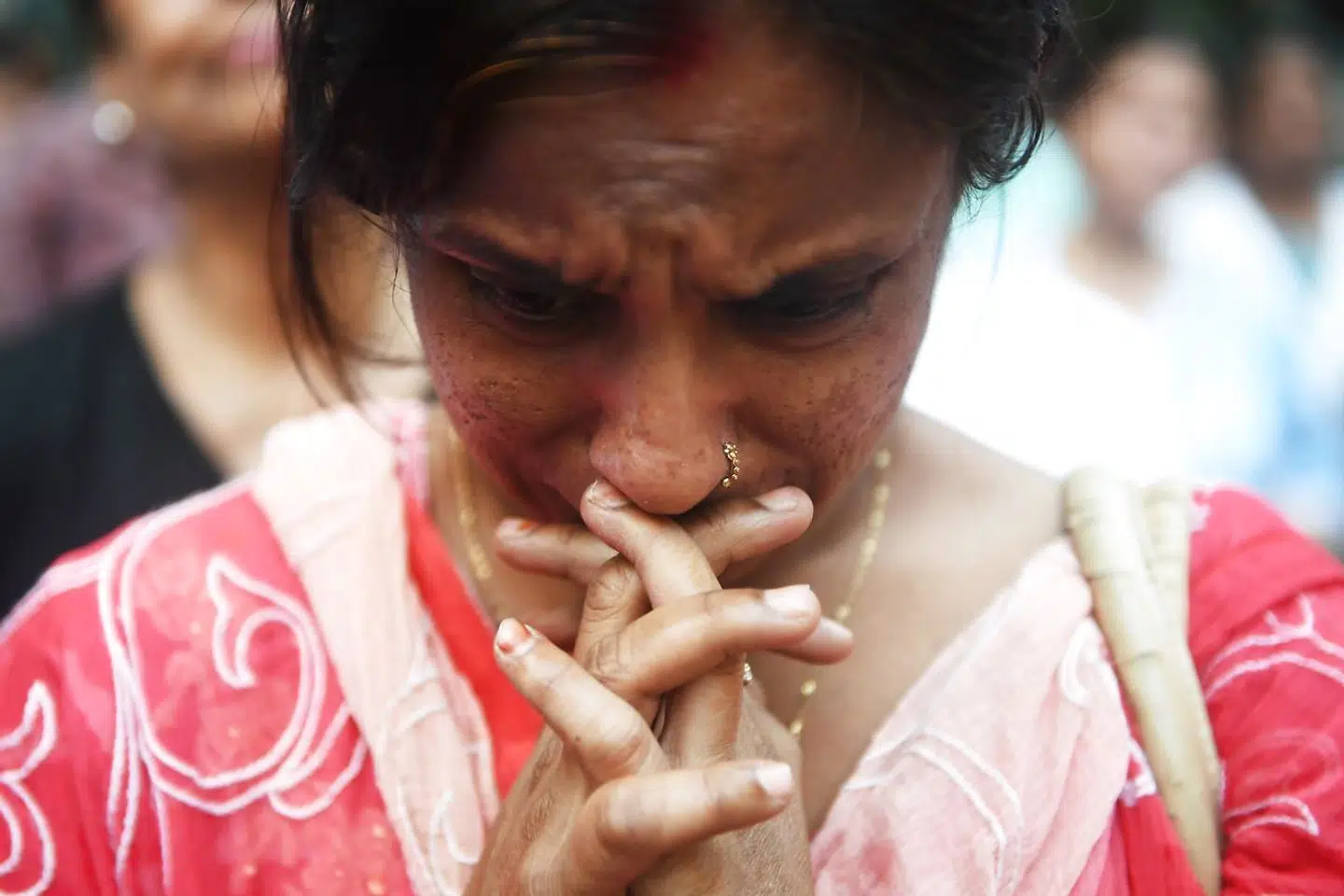 En kvinde sørger over de mere end 300 ofre for en serie terrorangreb i den srilankanske hovedstad Colombo. Angrebet har fået myndighederne til at svare igen med en blokering af de sociale medier.