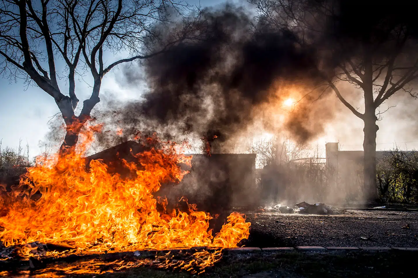 Røg og politi i gaden i Albertslund, mandag den 15. april 2019. Rasmus Paludan har mandag fået forbud mod at demonstrere i Københavns Vestegns politikreds. Forbuddet gælder frem til klokken 12 tirsdag, oplyser politiet. Rasmus Paludan har bebudet endnu en demonstration på Nørrebro. Men han har ingen ret til aktioner i et område med mange troende muslimer, siger advokat. Det skriver Ritzau, tirsdag den 16. april 2019.. (Foto: Mads Claus Rasmussen/Ritzau Scanpix)