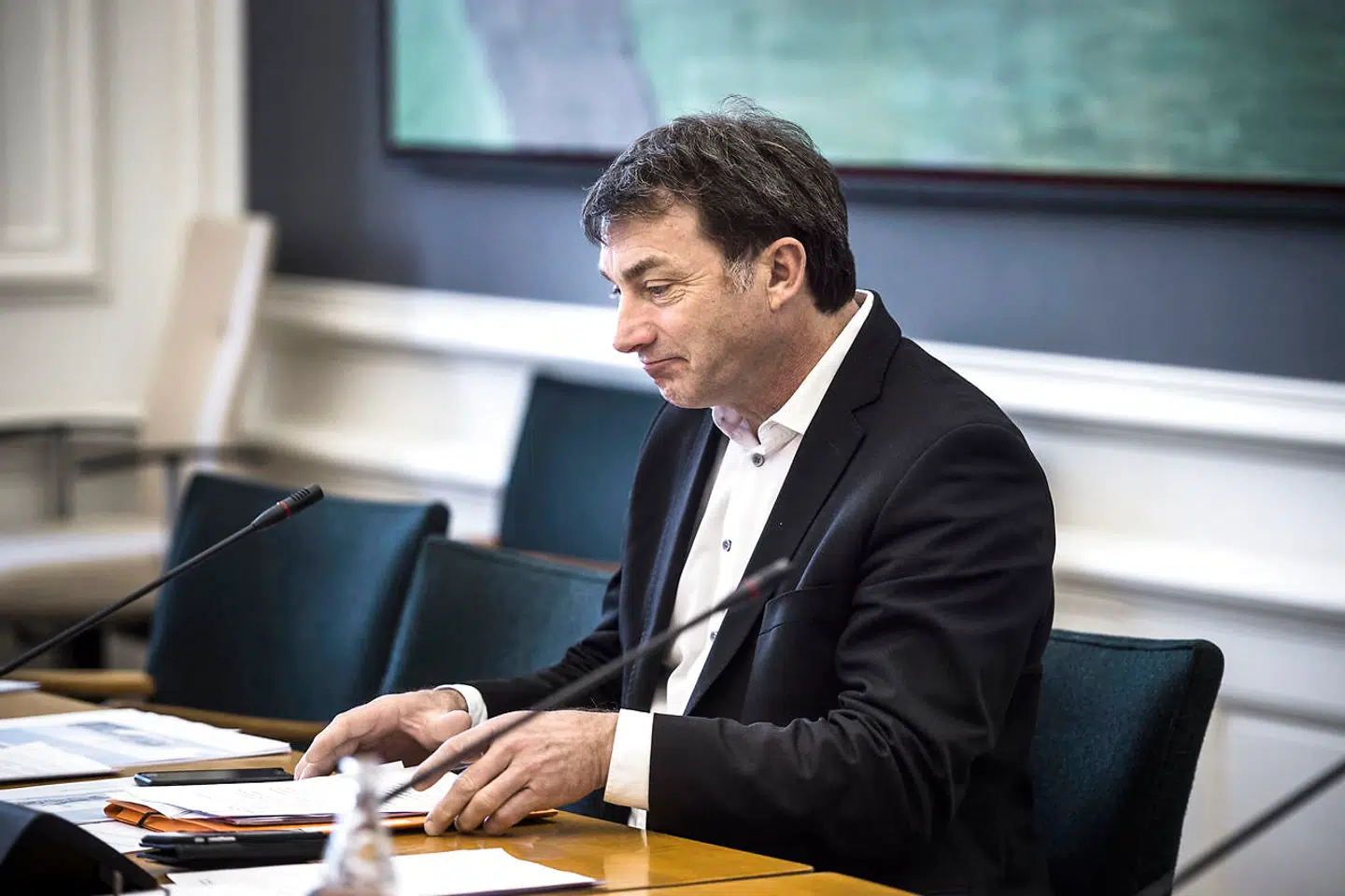 Dansk Folkepartis fiskeriordfører, Ib Poulsen, har ført an i kritikken af fiskeriminister Eva Kjer Hansen (V). Han var tidligere på året med til at give hende en stor næse i den såkaldte østers-sag.