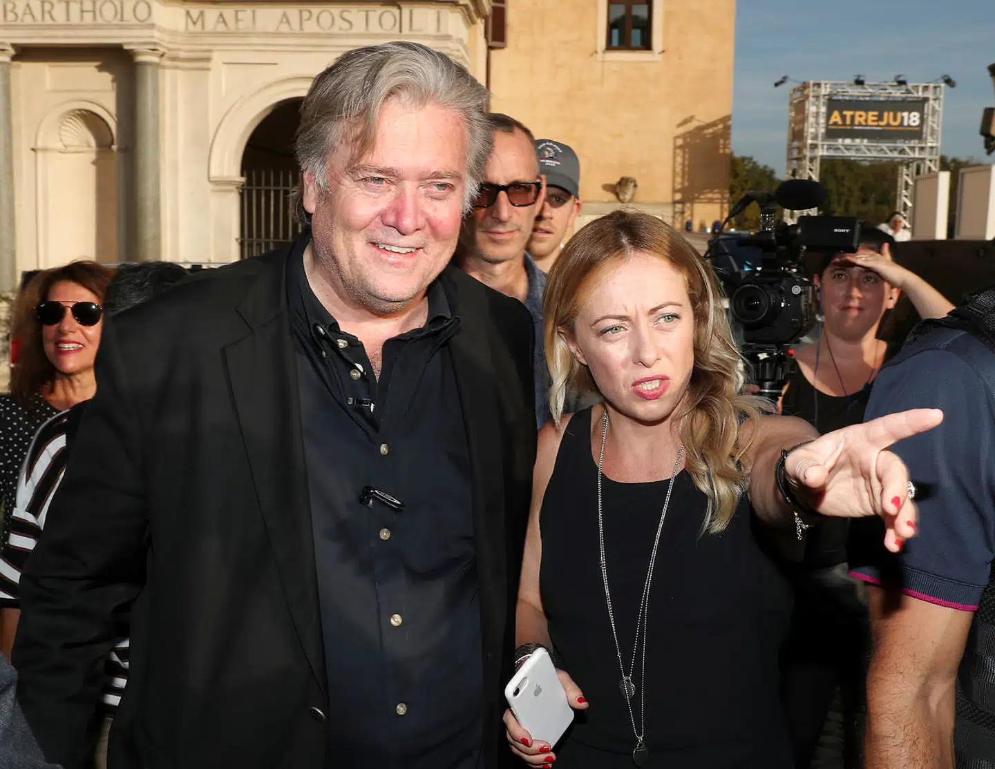 Steve Bannon har, siden han blev fyret som toprådgiver for Donald Trump, tilbragt store dele af sin tid i Italien, hvorfra han rådgiver højrenationale partier i de europæiske lande. Her ses han sammen med Giorgia Meloni, der leder det italienske nationalkonservative parti Fratelli d'Italia, forud for et politisk møde i Rom.
