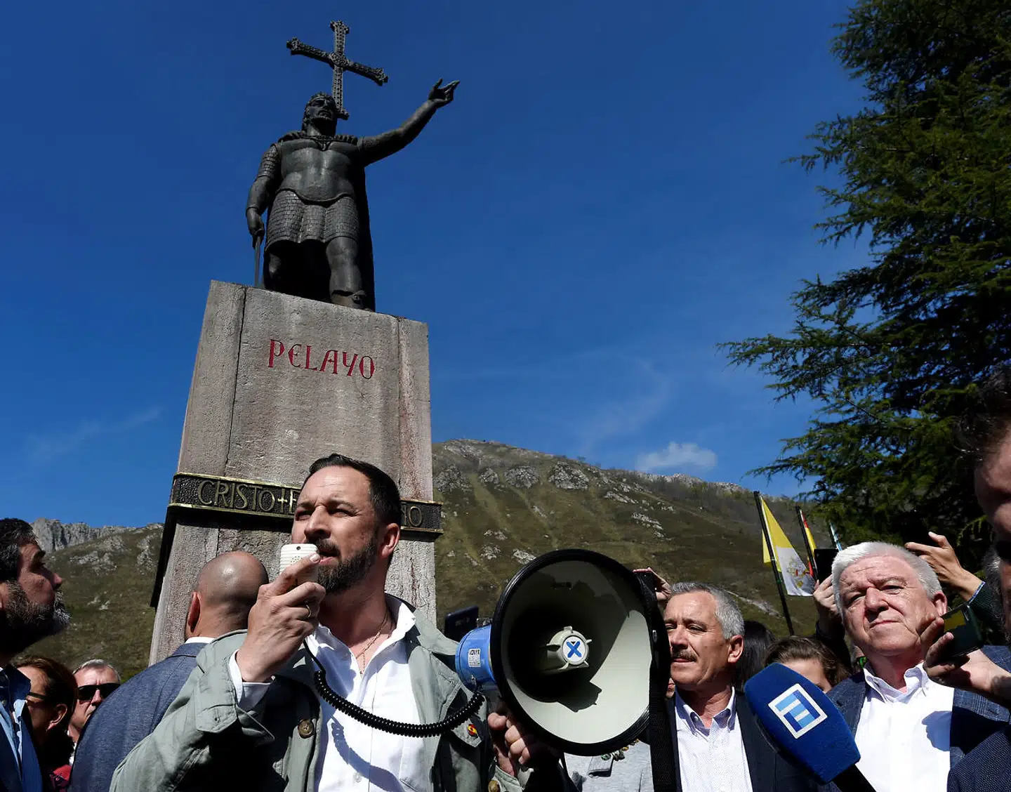 Vox-lederen Santiago Abascal taler ved den officielle indledning på valgkampen først på måneden, der med maksimal symbolik fandt sted i nordspanske Covadonga, hvor kristne kong Pelayo i 700-tallet vandt det første slag mod de muslimske maurere og indledte den 800 år lange kamp for at drive dem væk fra Den Iberiske Halvø.