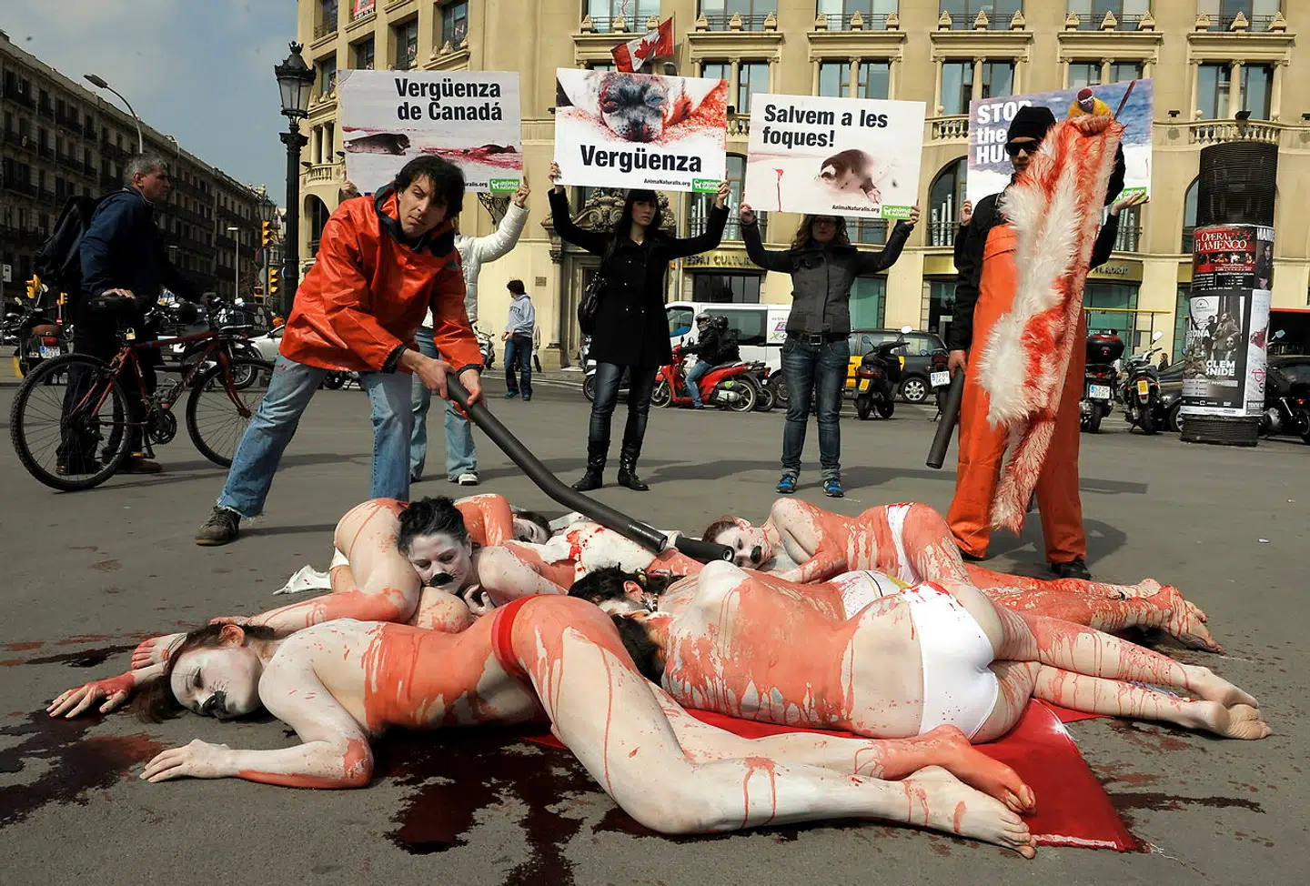 Dyrevelfærdsaktivister protesterer mod jagt i Barcelona. Hundredtusinder af spanske jægere er en af de vælgergrupper, der føler sig lagt for had, og som Vox har haft held med at appellere til.